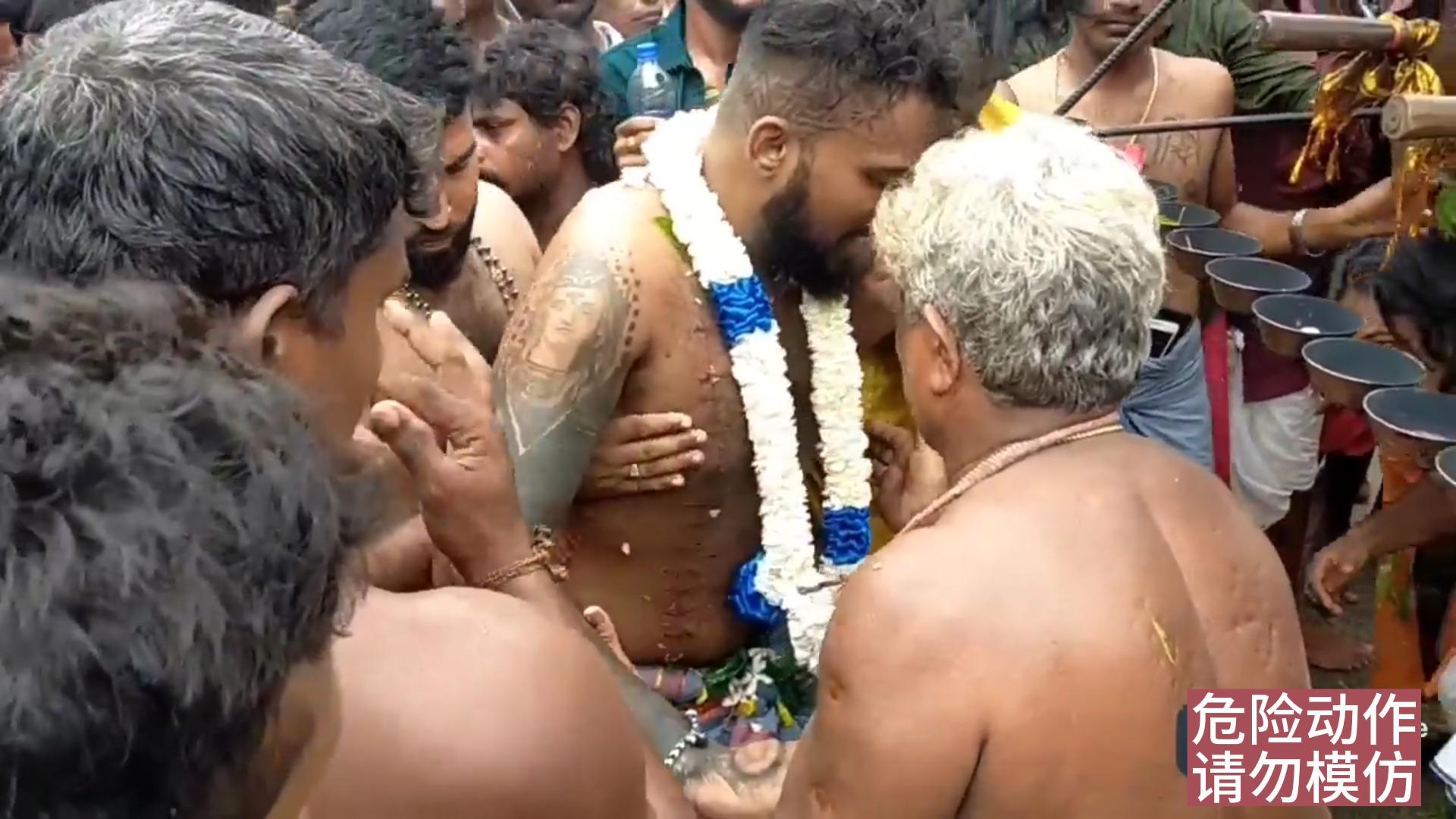 印度奇葩，用钩子穿过男子皮肉不流血，躺在刀上吊起来用绳子抽打