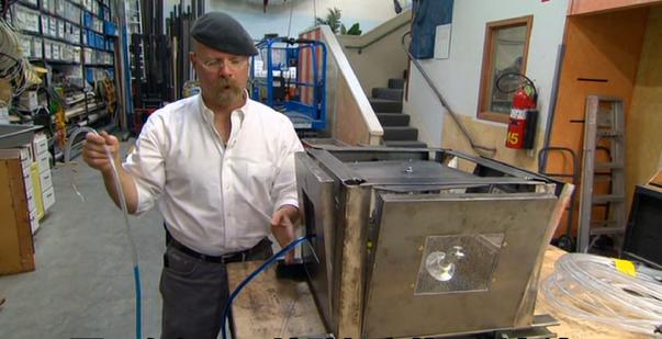 据说台风的时候，要把家里的窗户都打开，这样可以减小风的阻力