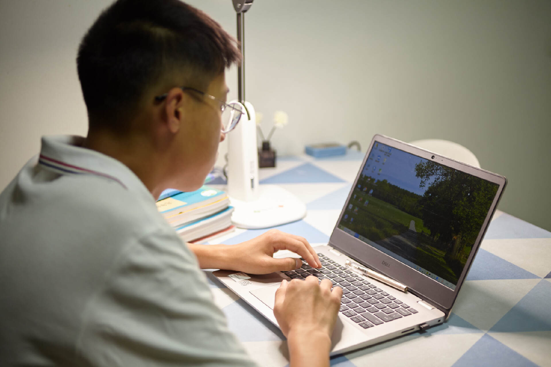 爱德华护眼灯真的有用吗,爱德华红光护眼灯对眼睛有伤害吗