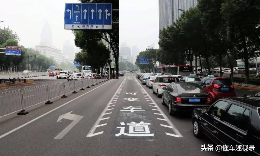 开车看到带锯齿的车道一定要小心,开车遇到锯齿车道怎么解决