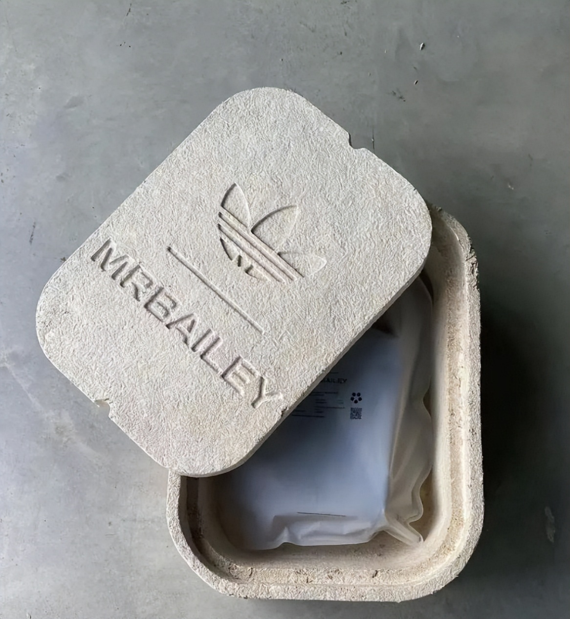 阿迪黑白水母鞋,阿迪达斯夜光水母