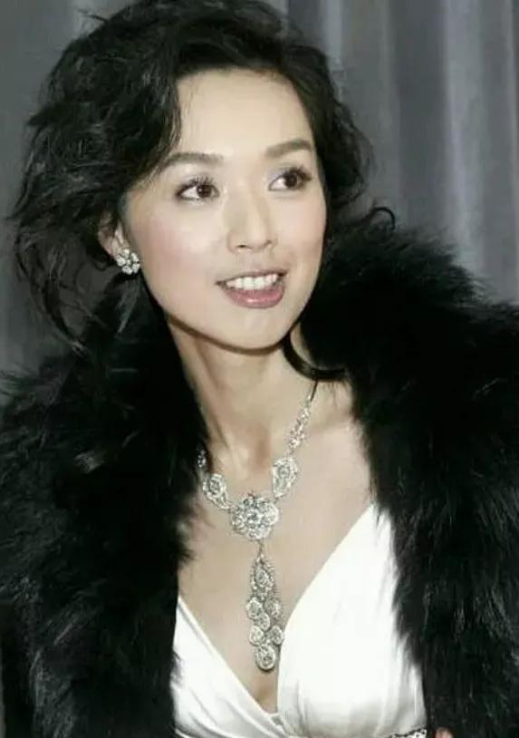 韦唯遭受过家庭暴力吗,贾静雯和韦唯现状