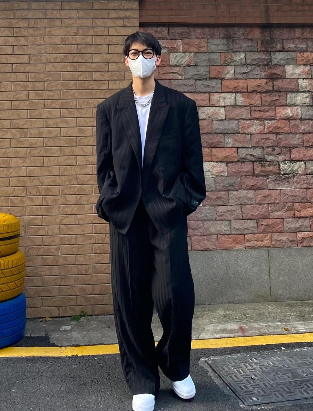 黄黑皮穿黄色衣服显白还是显黑,黄黑皮男人怎么穿才能显白