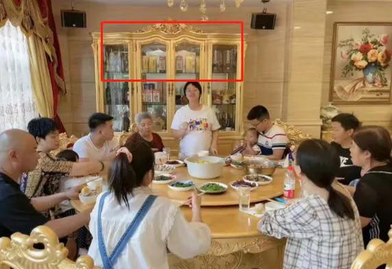 彩虹夫妇直播一晚赚1000多万,揭秘直播的暴利与潜规则