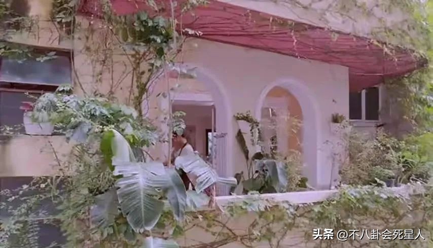 国产剧又见“假穷人”，买二手手机、抢五折牛排，却住北京四合院