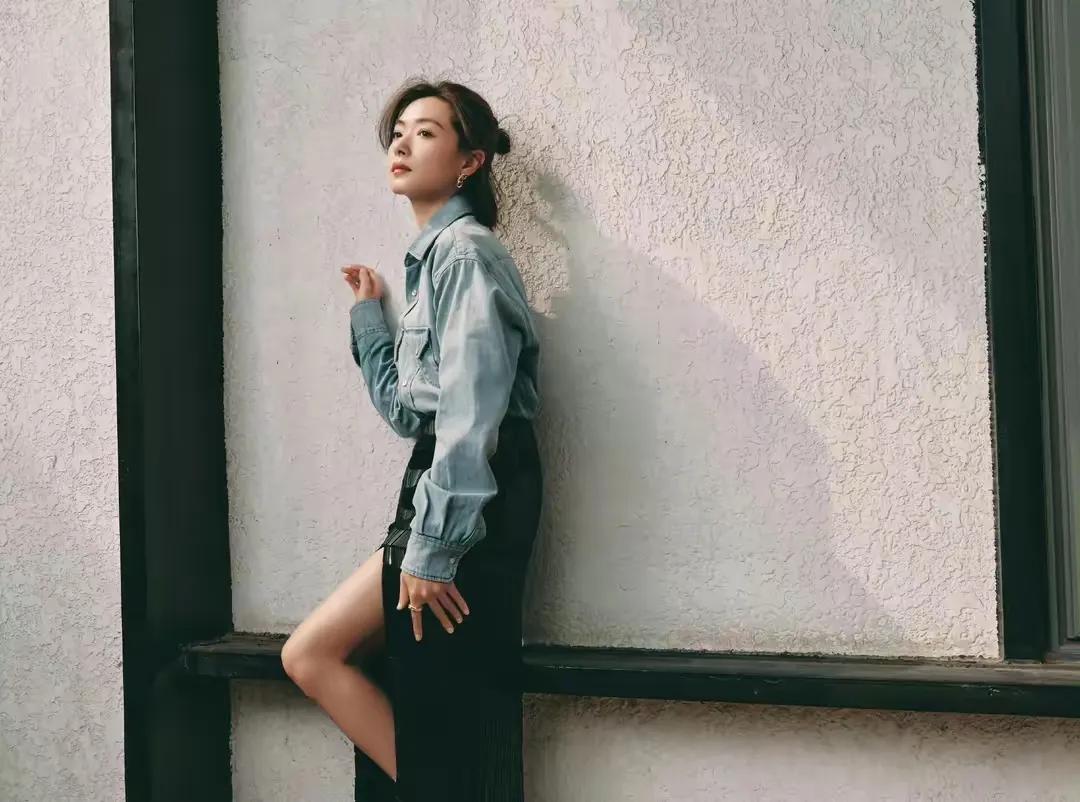 万茜高开叉裙造型图文,万茜穿高开叉长裙单人超美图片