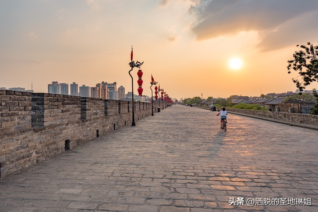 带着孩子，备好干粮，拿起行李，一起向西安出发