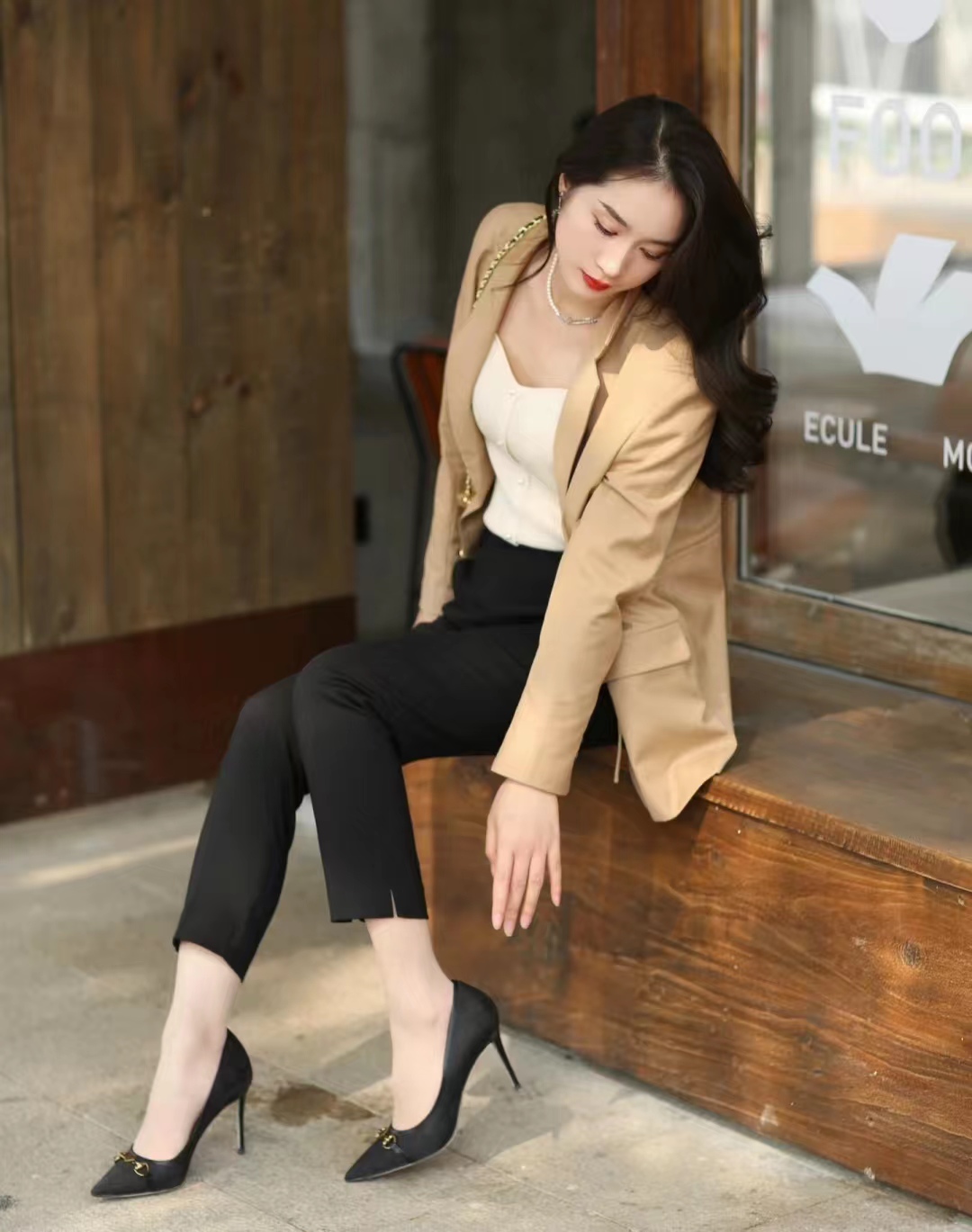 男士卡其色西装配什么裤子好看,卡其色裤子可否搭奶黄色西装