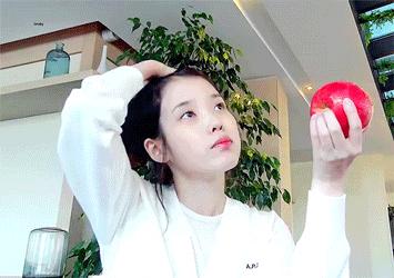 今年别再披头散发了三款减龄发型,秋冬季更适合有氛围感的发型