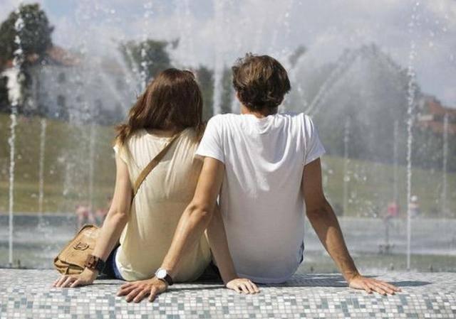 她,半夜醒来发现丈夫微信里发来一张陌生女人的裸体照,该离婚吗