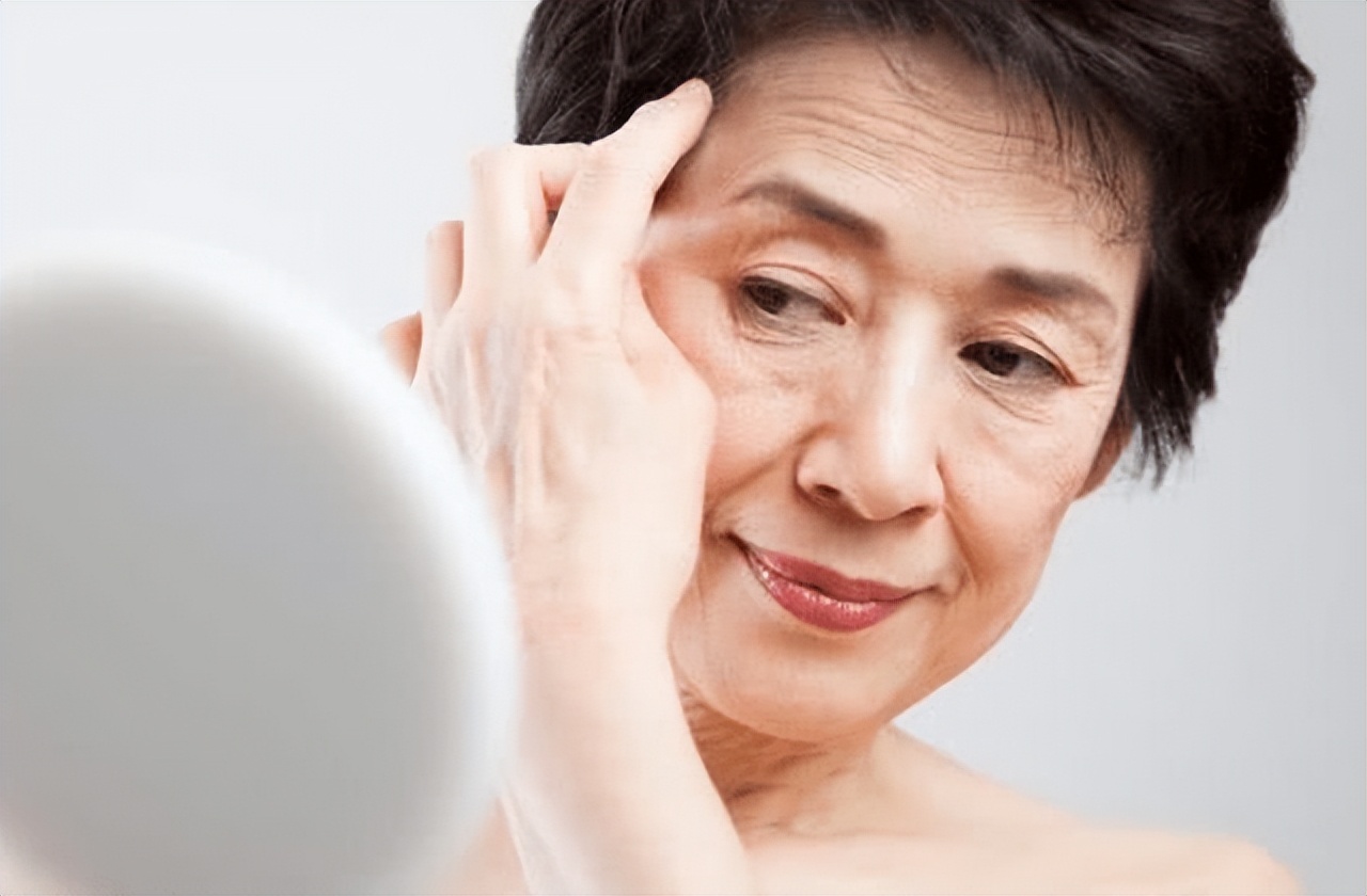 老人长老年斑很痒怎么办,白醋和红霉素软膏能去除老年斑吗