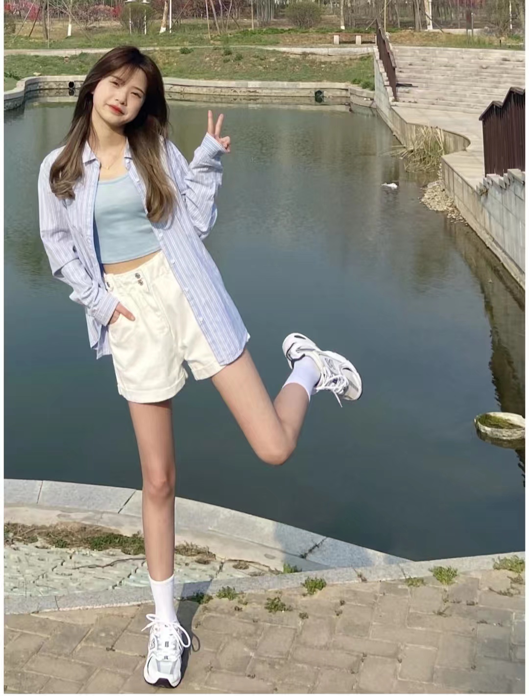 白短裤子怎么搭配衣服和鞋子图片,条纹白色短裤配什么上衣男士