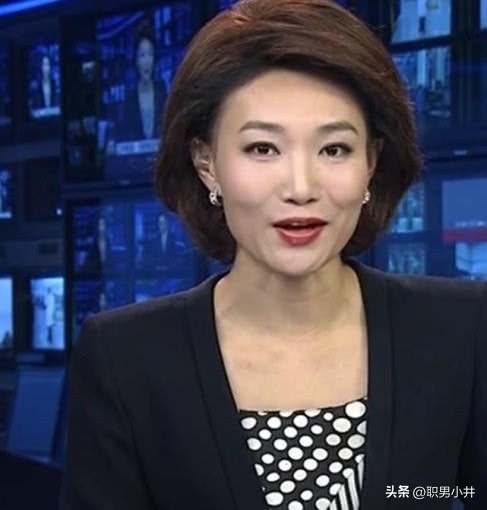 新闻联播主持人怎么站着念稿,新闻联播主持人为什么不低头念稿