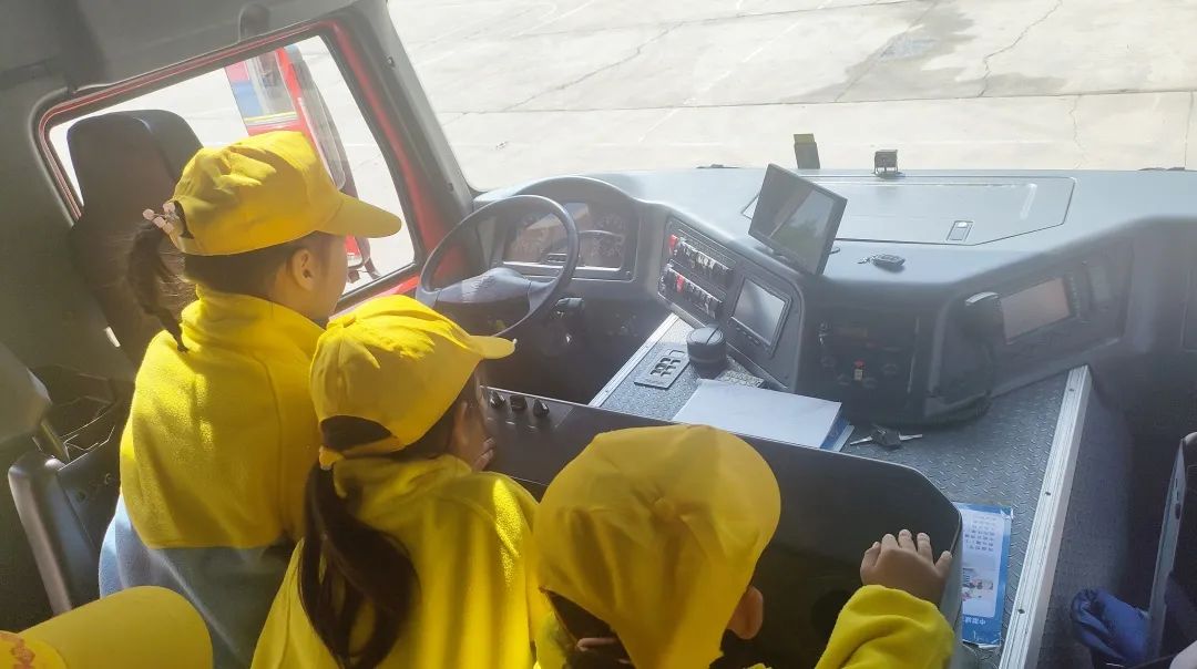 【垣曲县滨都幼儿园】滨都萌娃走进*防队消**致敬最美“火焰蓝”