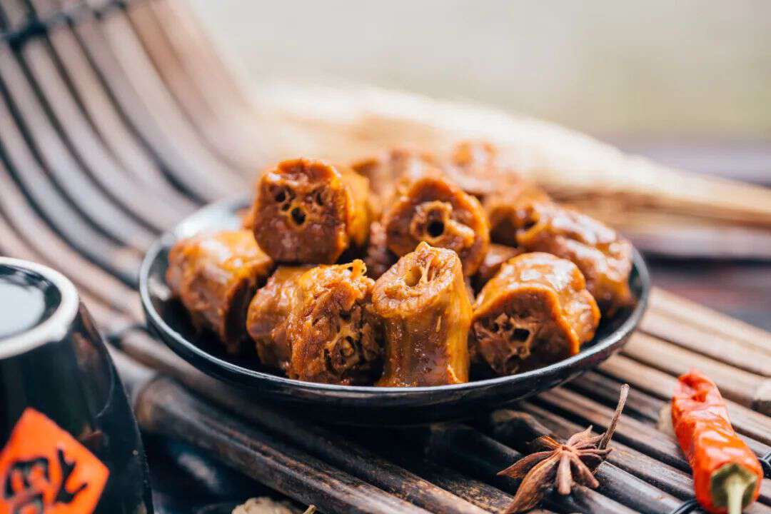 绝味VS周黑鸭VS煌上煌：“暴雷”后谁还能打？