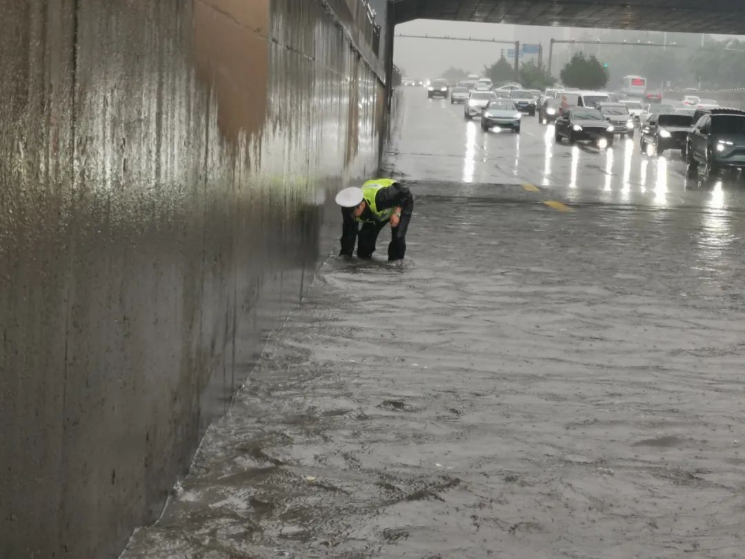 太原交警：窗外下着雨，我在守护你