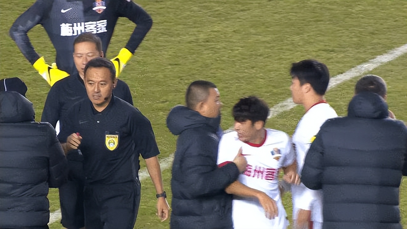 中超联赛奇葩一幕,中超奇葩裁判再出神判罚