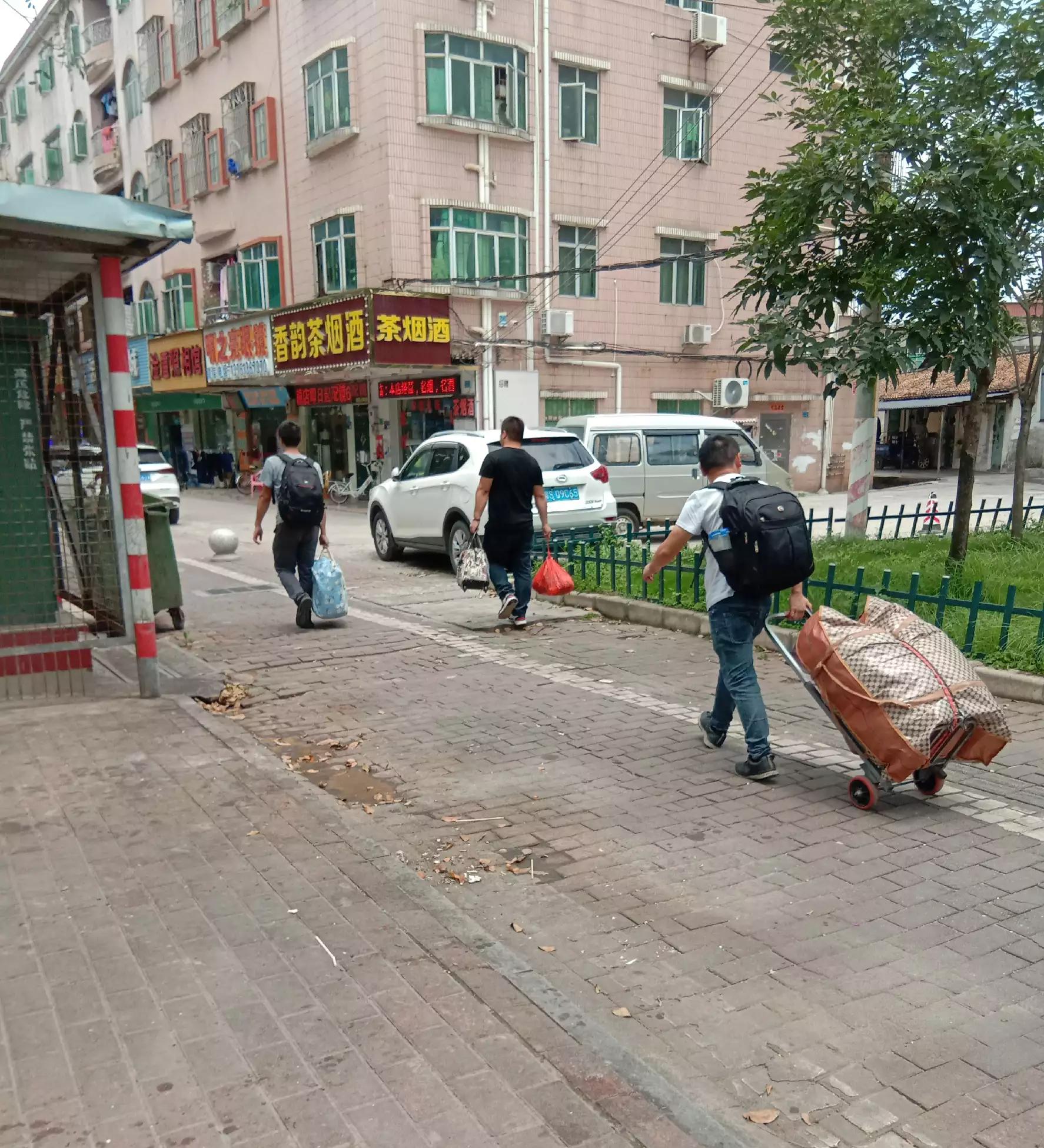 农民工买车买房真的很有钱吗,公务员和农民工哪个容易买房