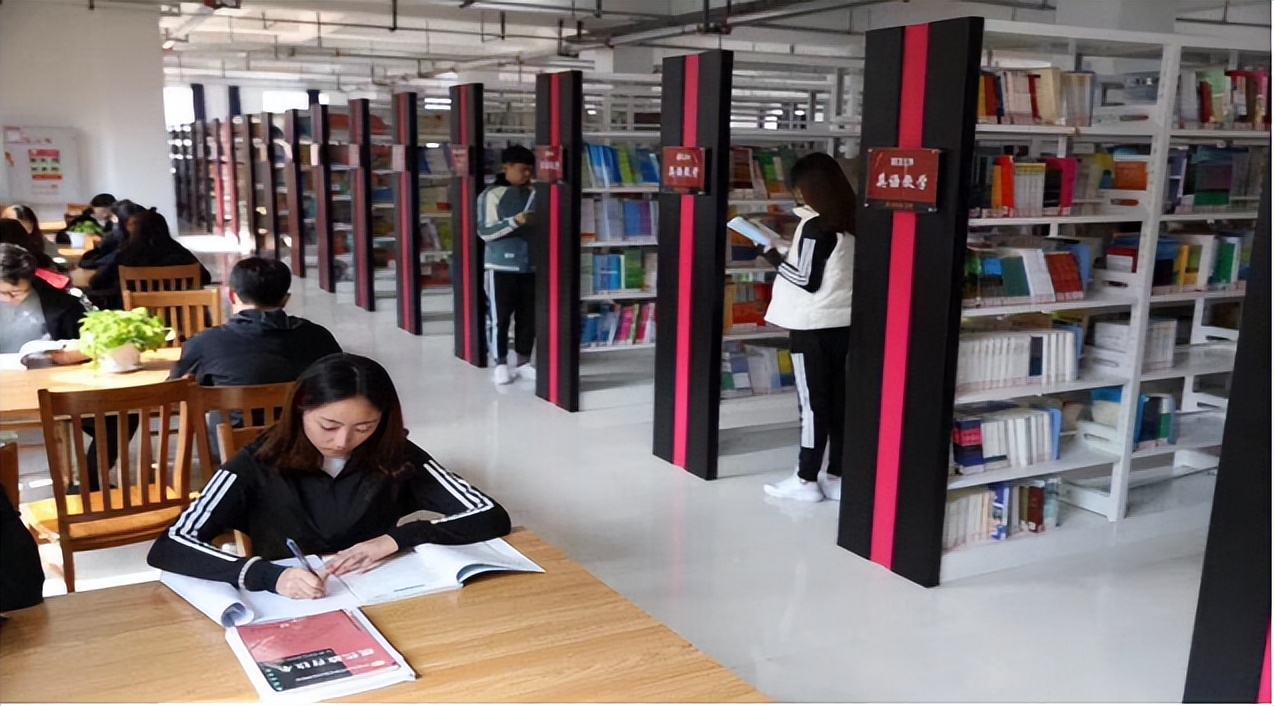 大连工业大学艺术与信息工程学院应用科技学院的二十四时