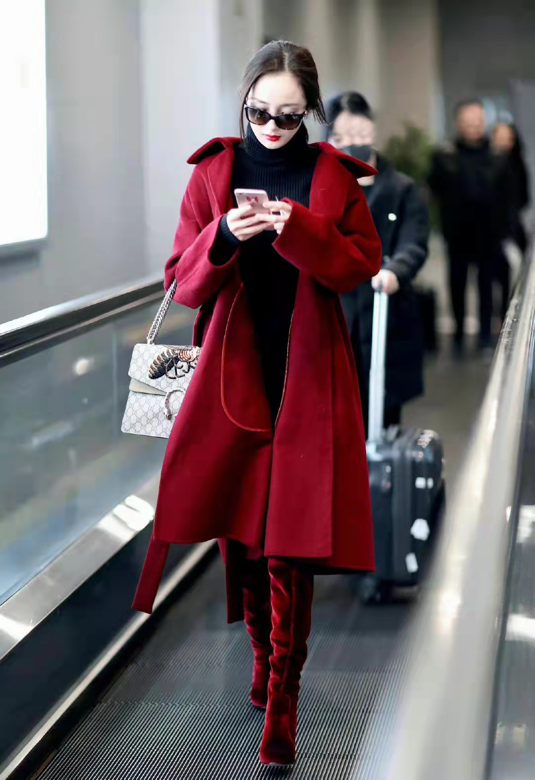 杨幂穿红色羊绒大衣配酒红麂皮及膝靴，轻奢时尚，优雅美丽过新年