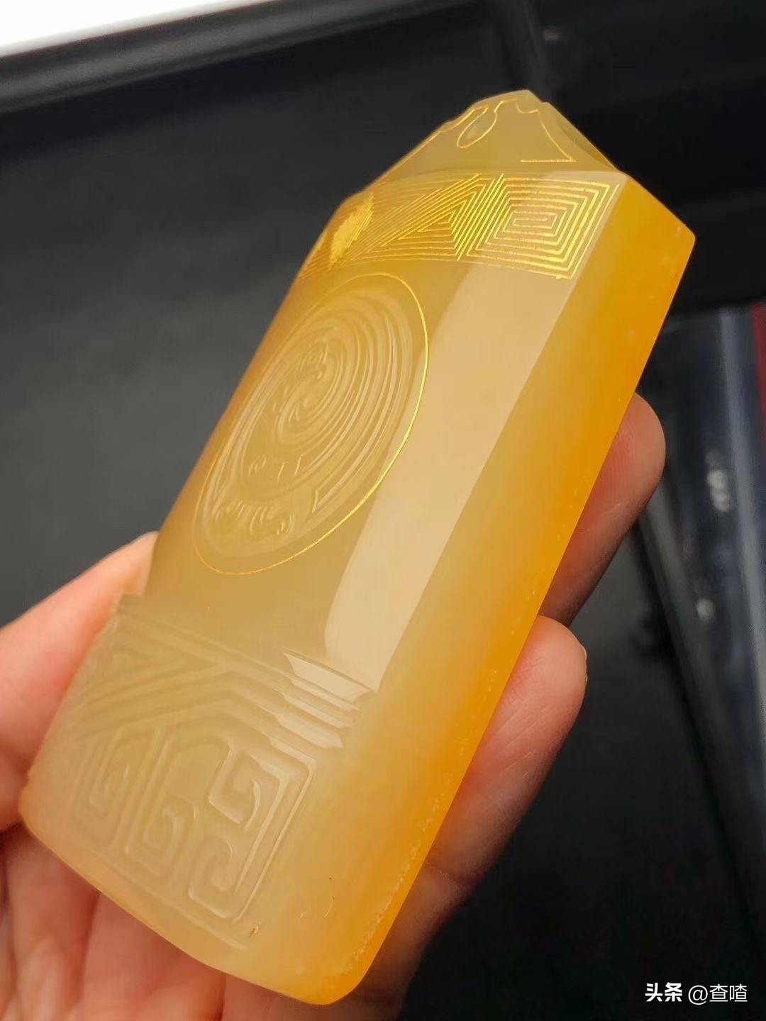 黄龙玉和翡翠哪个好养,黄龙玉和翡翠哪个好看