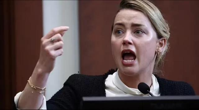 交换眼神挺暧昧,德普的美艳心理医生智商碾压前妻律师,颜值超高