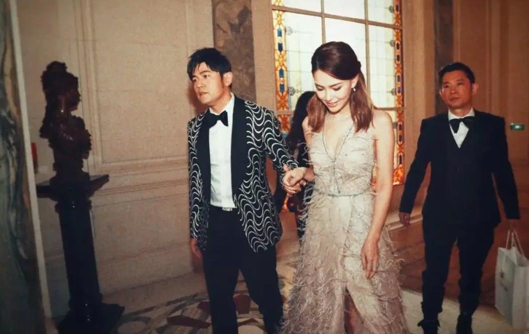 昆凌首谈21岁嫁给周杰伦,中专毕业的昆凌为何被周杰伦独宠