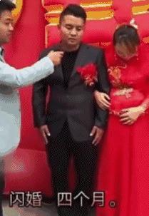 伴娘蹲角落里玩手机,伴娘躲在角落玩手机很漂亮