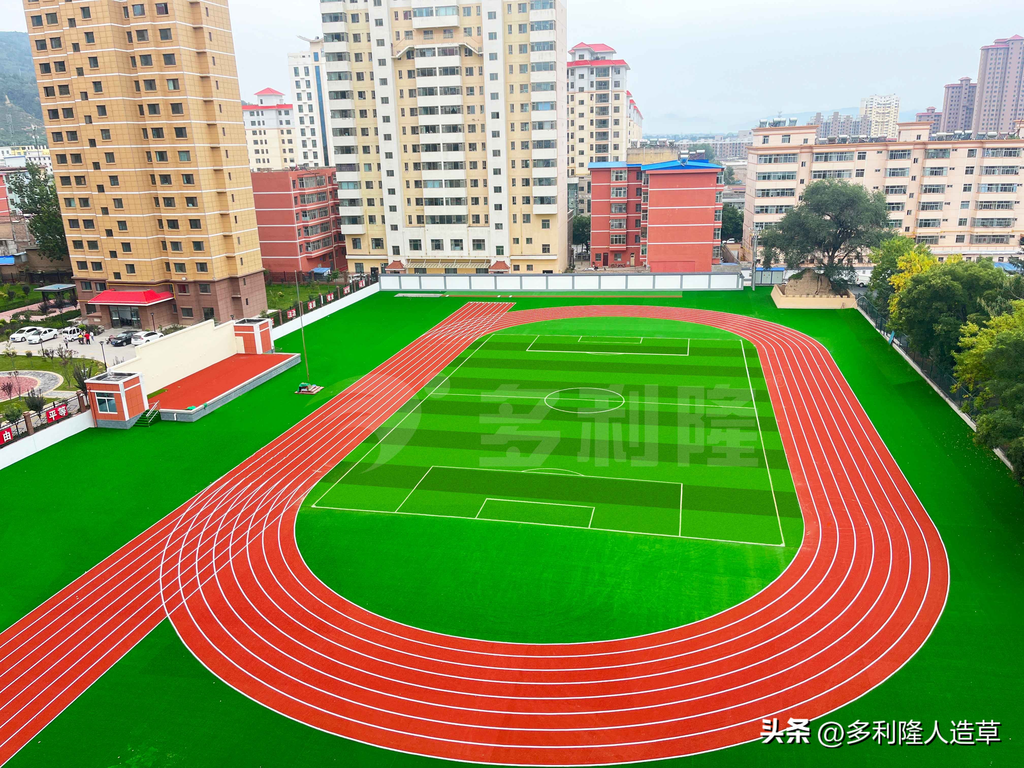 打篮球踢学校场子,打篮球踢馆体校