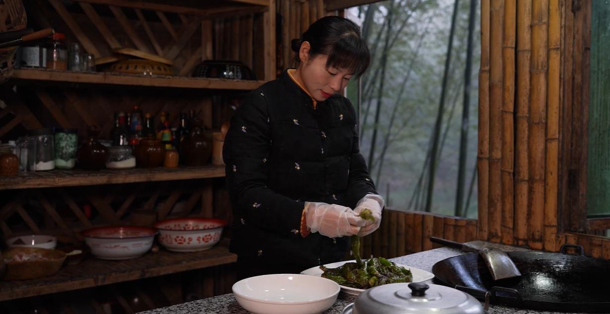 川香秋月打工视频,流水线打工妹逆袭成百亿女首富