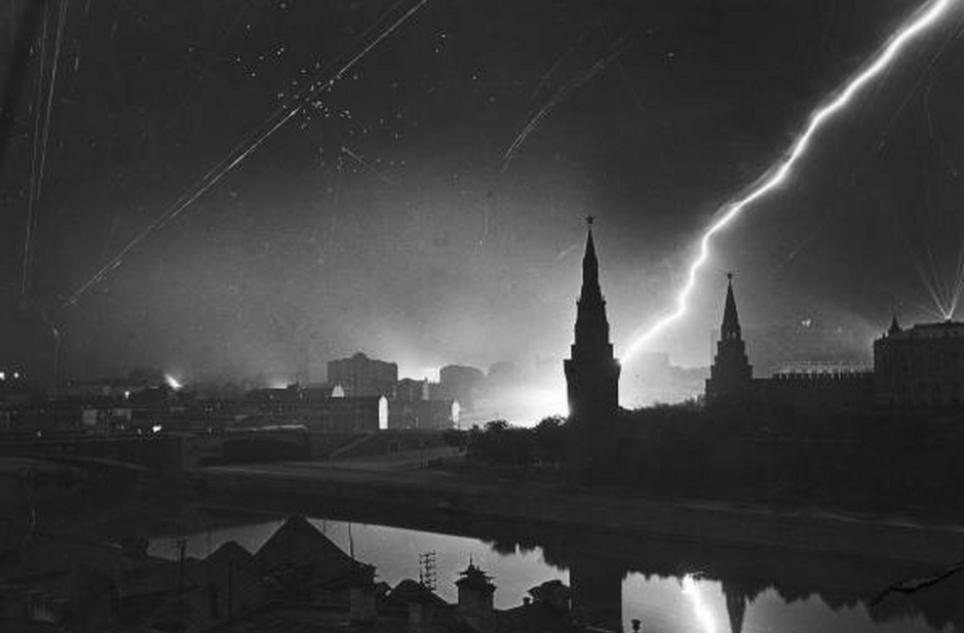 瑟瑟发抖！巨型*弹炸**来袭，俄拦截失败，最担心的事还是发生了!