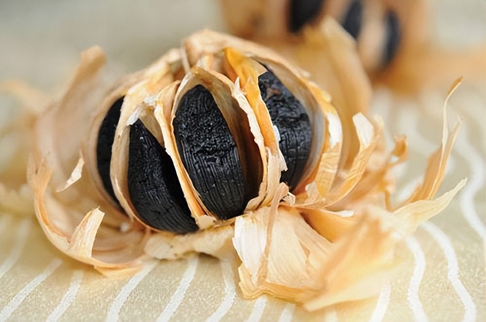 黑蒜对更年期的女人有什么好处,吃黑蒜的女人
