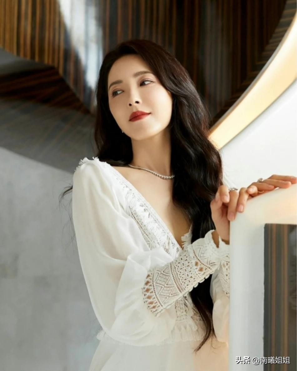 适合细软塌发量少的锁骨卷发,锁骨卷发流行发型减龄