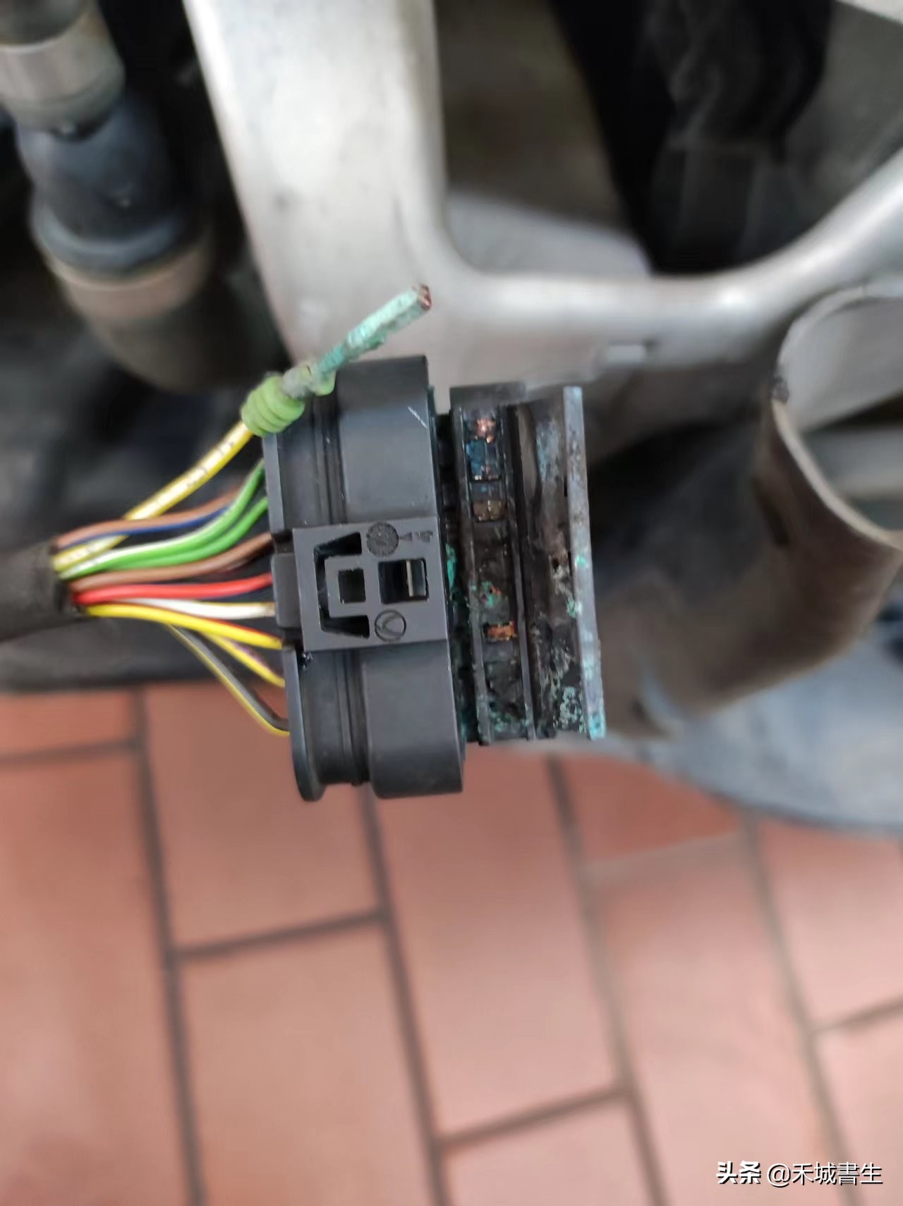 奔驰线束插头怎么拔,奔驰各个线束插头讲解
