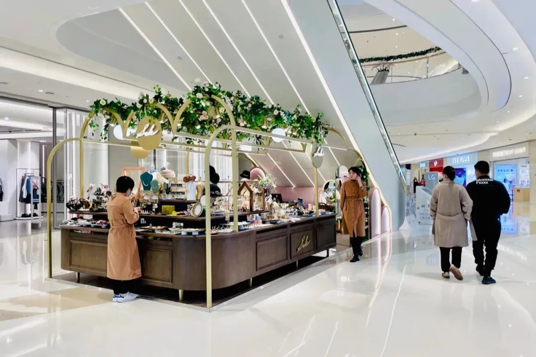 购物中心电梯两边手扶梯陈列 (购物中心顶楼业态规划)