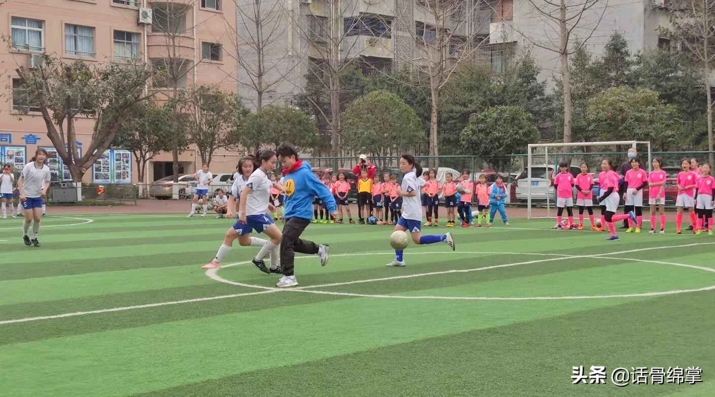 张琳艳父母被表彰,张琳艳家乡看女足夺冠