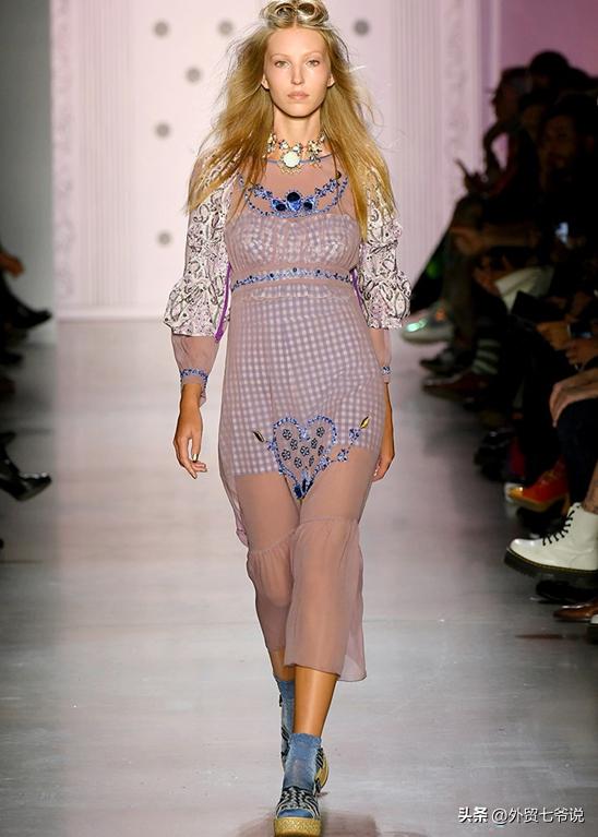 拖鞋和袜子一起穿着,拖鞋和袜子的颜色