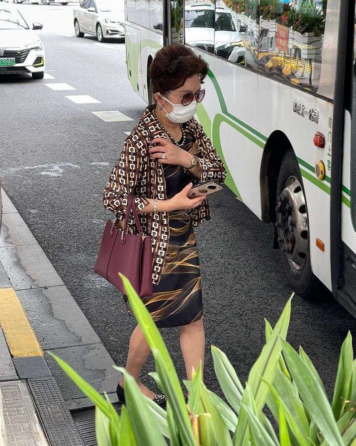 50岁妈妈辈的优雅穿搭,中年女人如何穿搭显高级