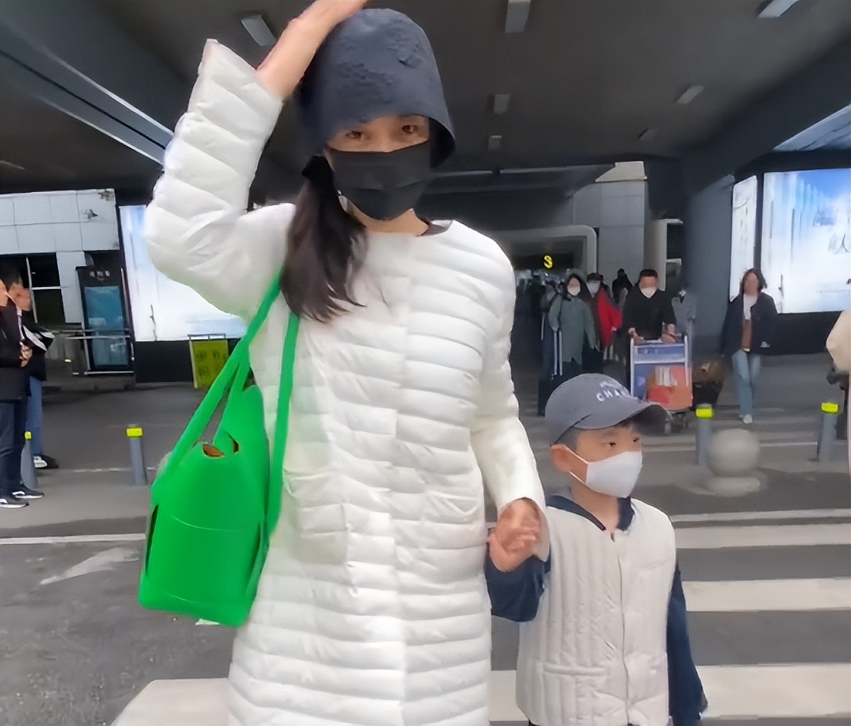 秋瓷炫一家三口现身机场,秋瓷炫罕见晒近照