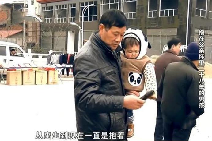 袖珍男子吴康33岁，面容和身高都停留在一岁时期，他如何养活自己