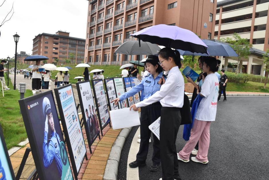 法治护航平安成长中小学生视频,法治进校园护航少年心
