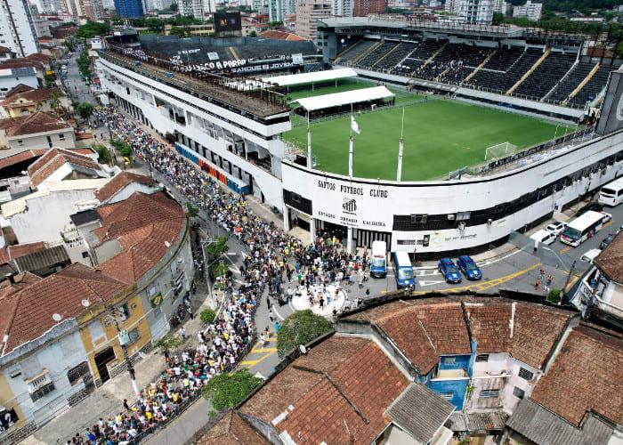 “球王”贝利,安息之地由14层楼组成,有14000个拱顶,他选9楼