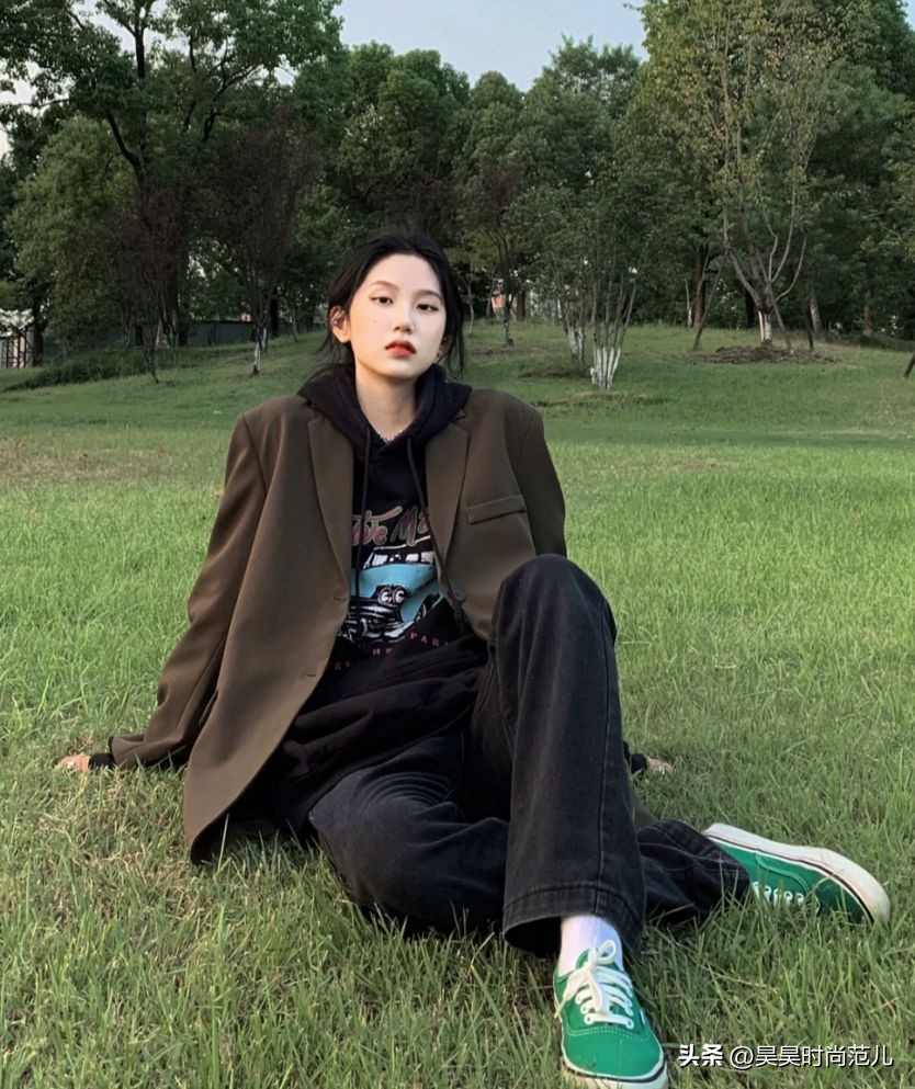 卫衣搭配外套的穿搭春款,矮个子初春风衣卫衣搭配