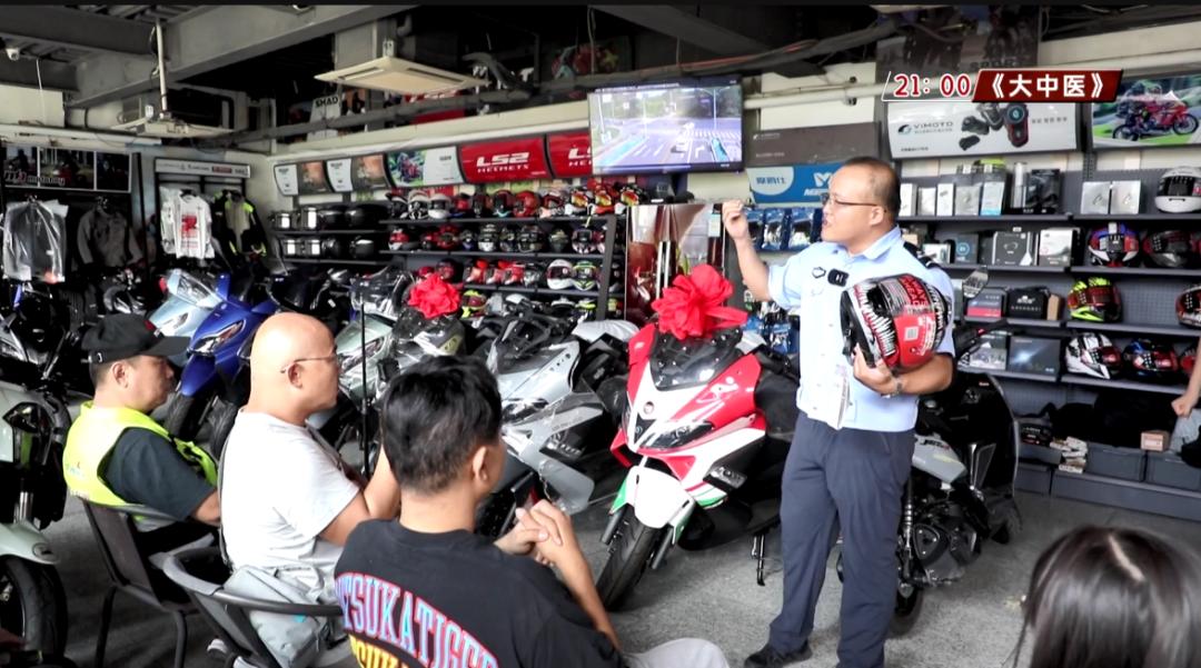 视频|摩托车车主腾空三周落地，头盔救了他一命