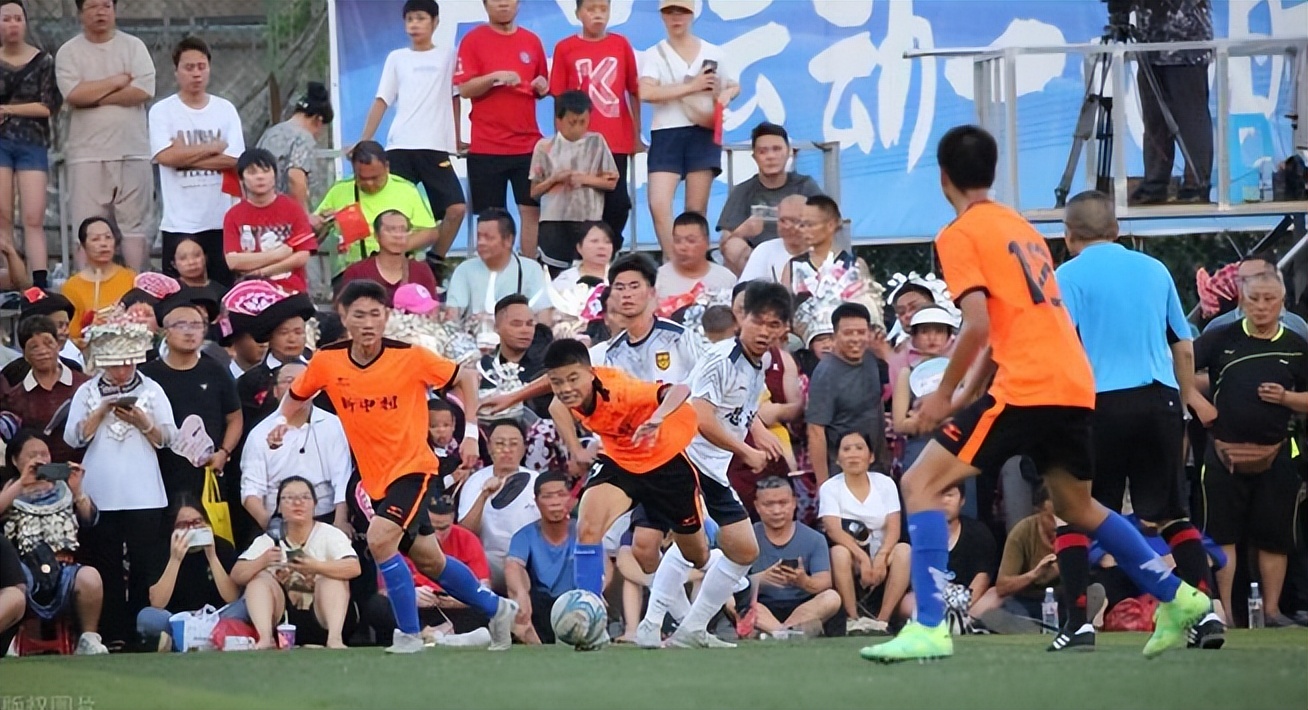 闯球场的球迷,球迷冲进球场拥抱梅西跑了多少米