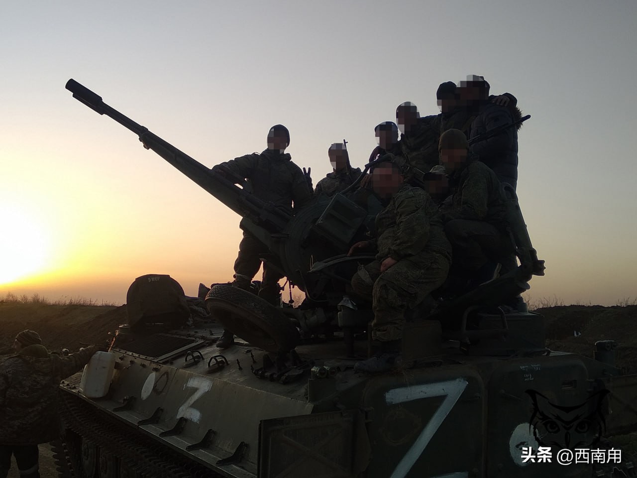 为了心中的执念，俄51岁的体育老师披甲上阵，只求战死的学生安息