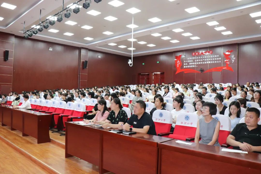 回眸耕耘路蓄力再出发——大荔县洛滨小学召开中层干部述职会