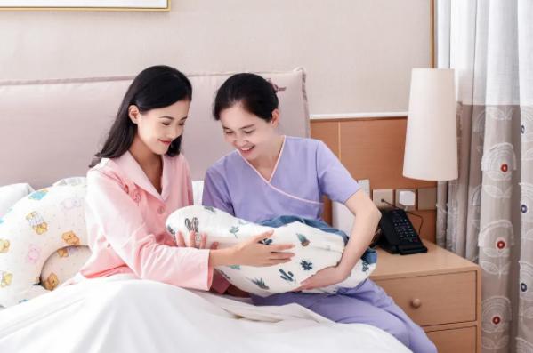 一个月的小孩爱踢被子是因为热吗,一岁宝宝盖被子就踢是热么