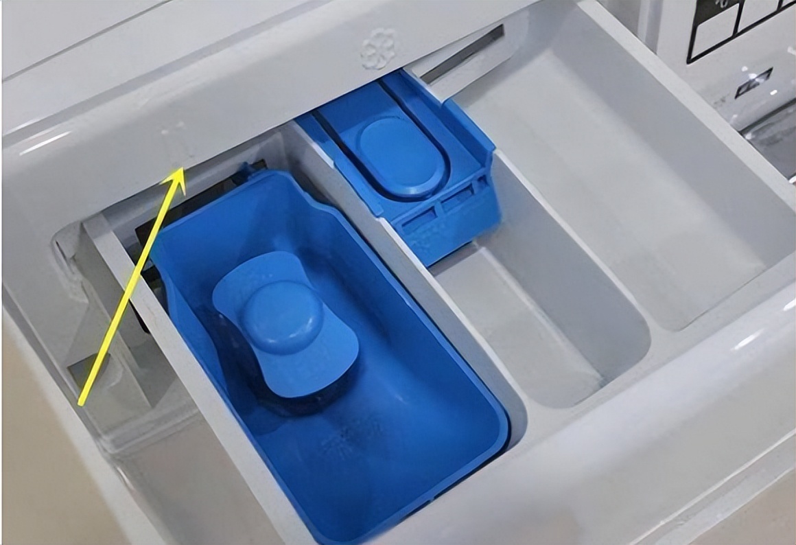 滚筒洗衣机出脏东西的口打不开了,洗衣机有个长方形小盒子