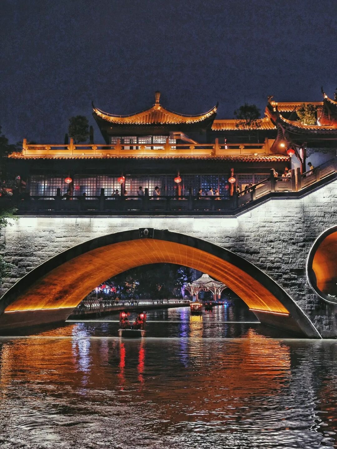 成都上新被施了魔法的“无蚊公园”!逛朋克风夜市、奇异洞穴书店